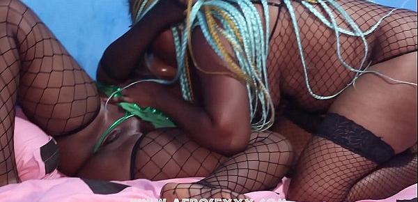  2 African lesbian pleasing themselves with pussy licking